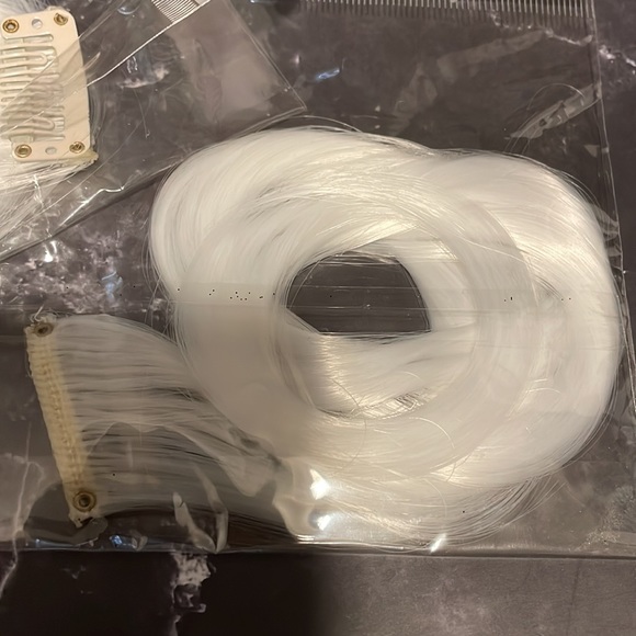 Clip in Hair Extensions - Picture 2 of 2